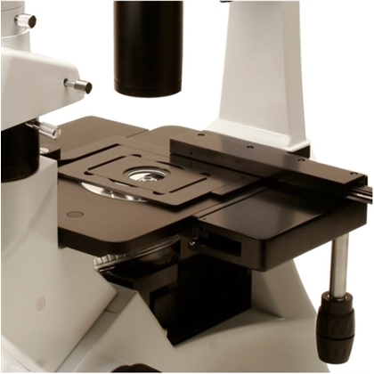 MICROSCÓPIO BIOLÓGICO TRIOCULAR INVERTIDO - AUMENTO: 40-400X